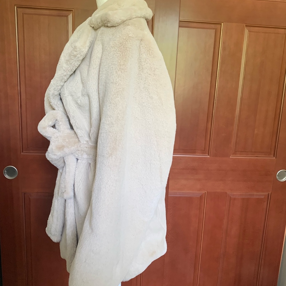 NWT - Vince Faux Fur Coat - L - Picture 2 of 12